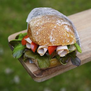 Täytetty kinkkusämpylä